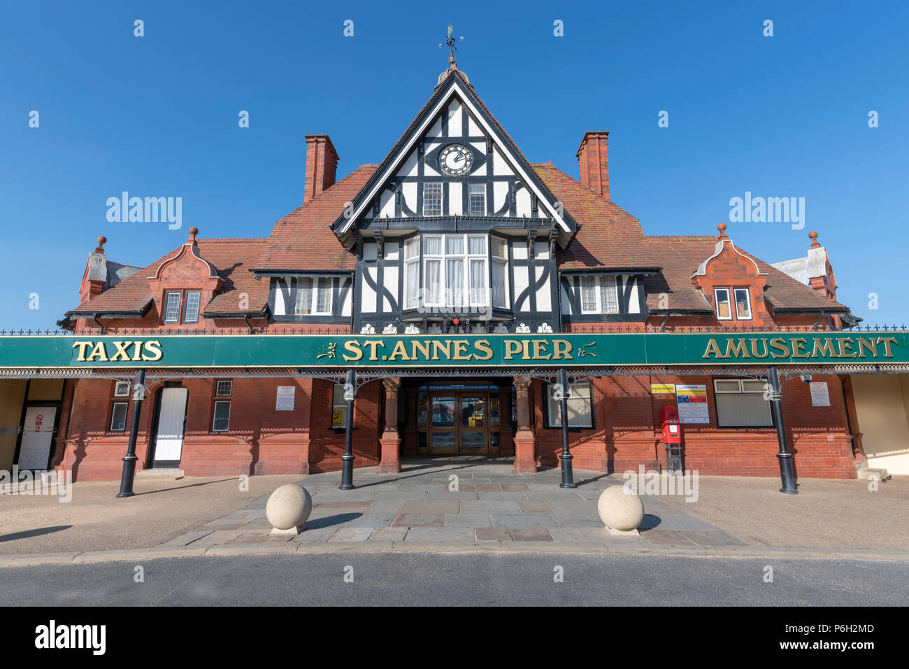 Der Eingang des St Annes Pier, einem viktorianischen Pier in Lytham St Annes, Lancashire Stockfoto