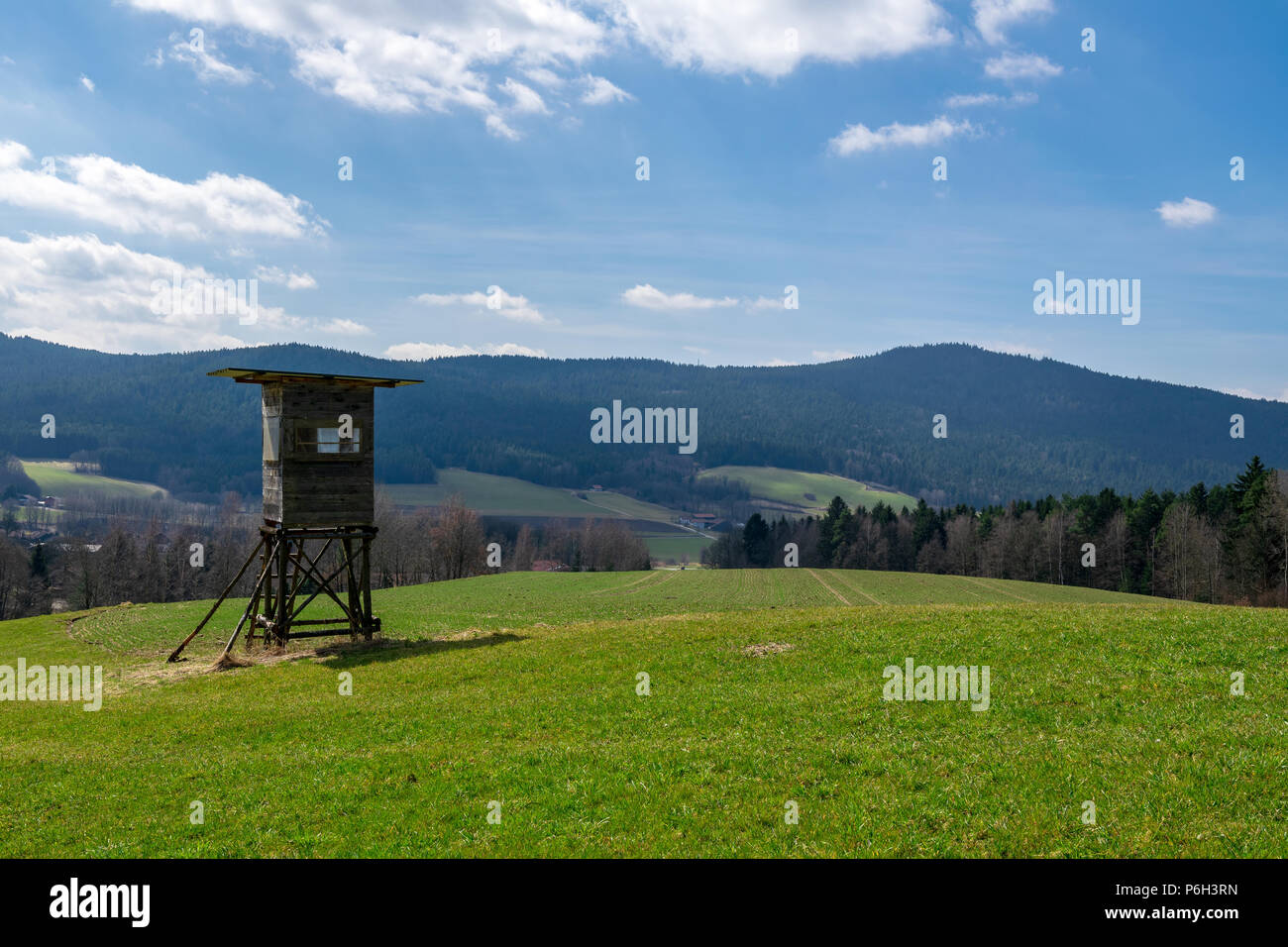 Hunter Sitz mit Wolken und Felder im Bayerischen Wald Stockfoto
