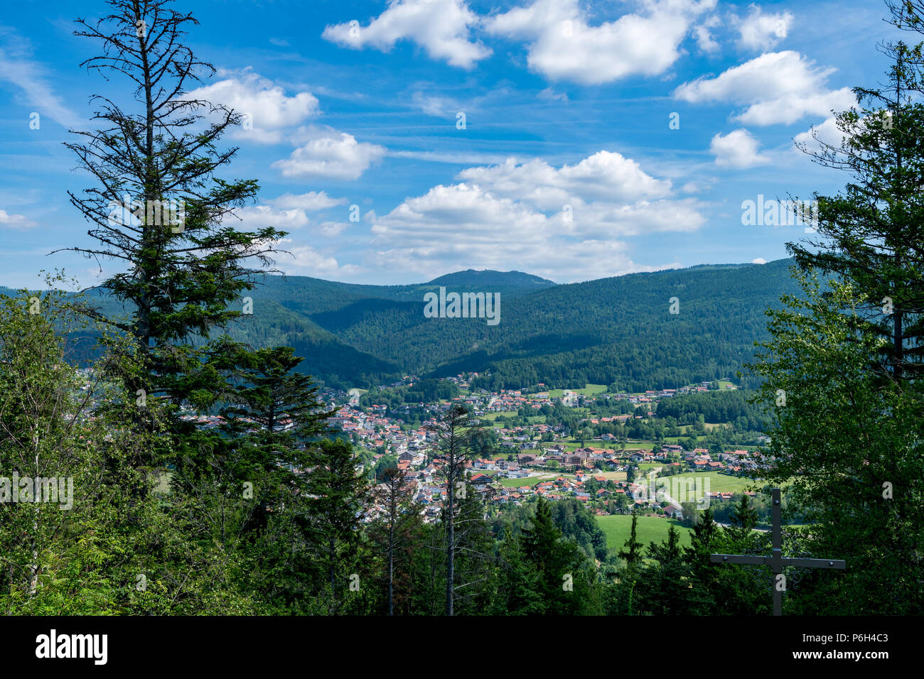 Blick von oben auf einem Berg mit Felsen und Steinen und viel Wolken am Himmel an einem sonnigen Tag im Bayerischen Wald Stockfoto