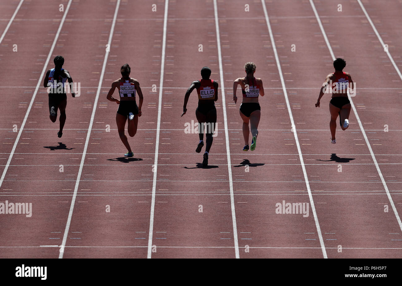 Start der Frauen 100 m erwärmt sich während des Tages eine der Muller britischen Leichtathletik Meisterschaften an Alexander Stadium, Birmingham. Stockfoto