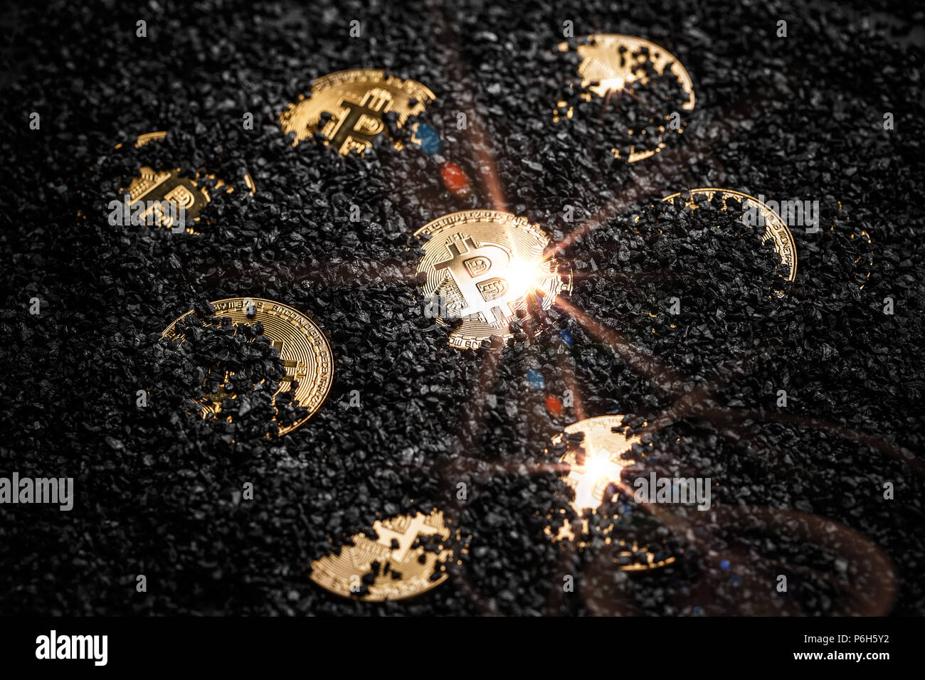 Bitcoin Bergbau und cryptocurrency Konzept mit einem goldenen Münze in schwarz Carbon ausgeblendet Stockfoto