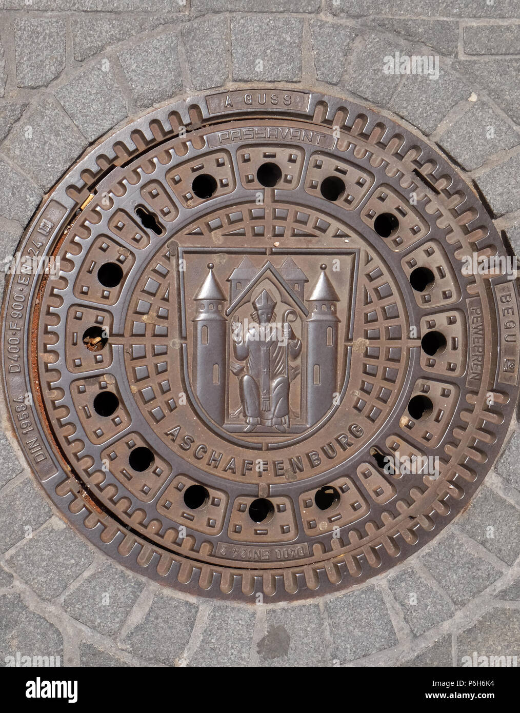 Wappen von Aschaffenburg auf dem Kanaldeckel in Aschaffenburg, Deutschland Stockfoto