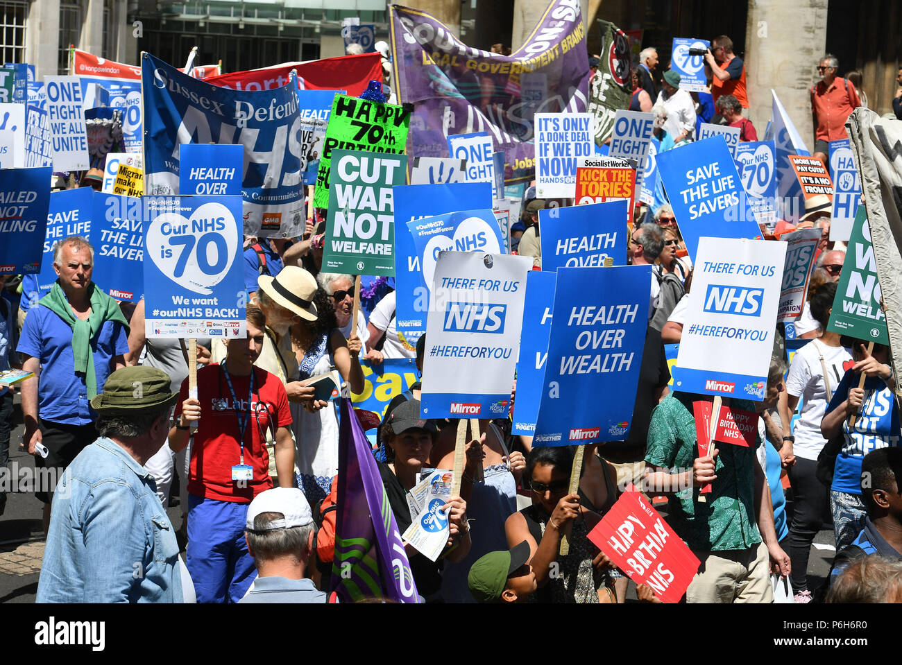 Jeremy Corbyn und Jon Ashworth sprechen während einer März in Central London, anlässlich des 70. Jahrestages des NHS. Stockfoto