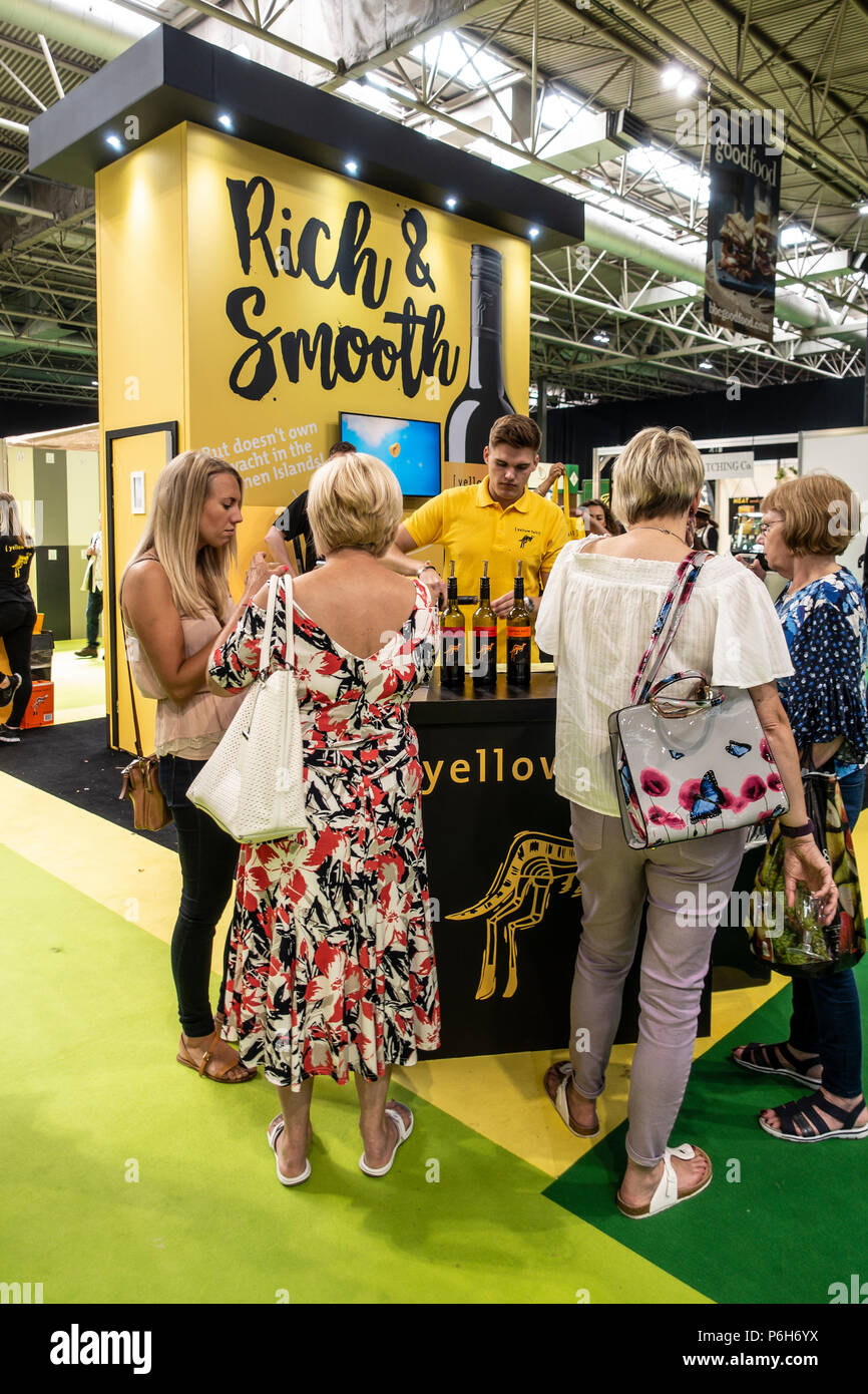 Barkeeper gießen Proben von Yellow Tail ([Yellow Tail]) Weine für die Besucher des Gutes Essen Sommer Show im NEC, Birmingham, England, Großbritannien Stockfoto