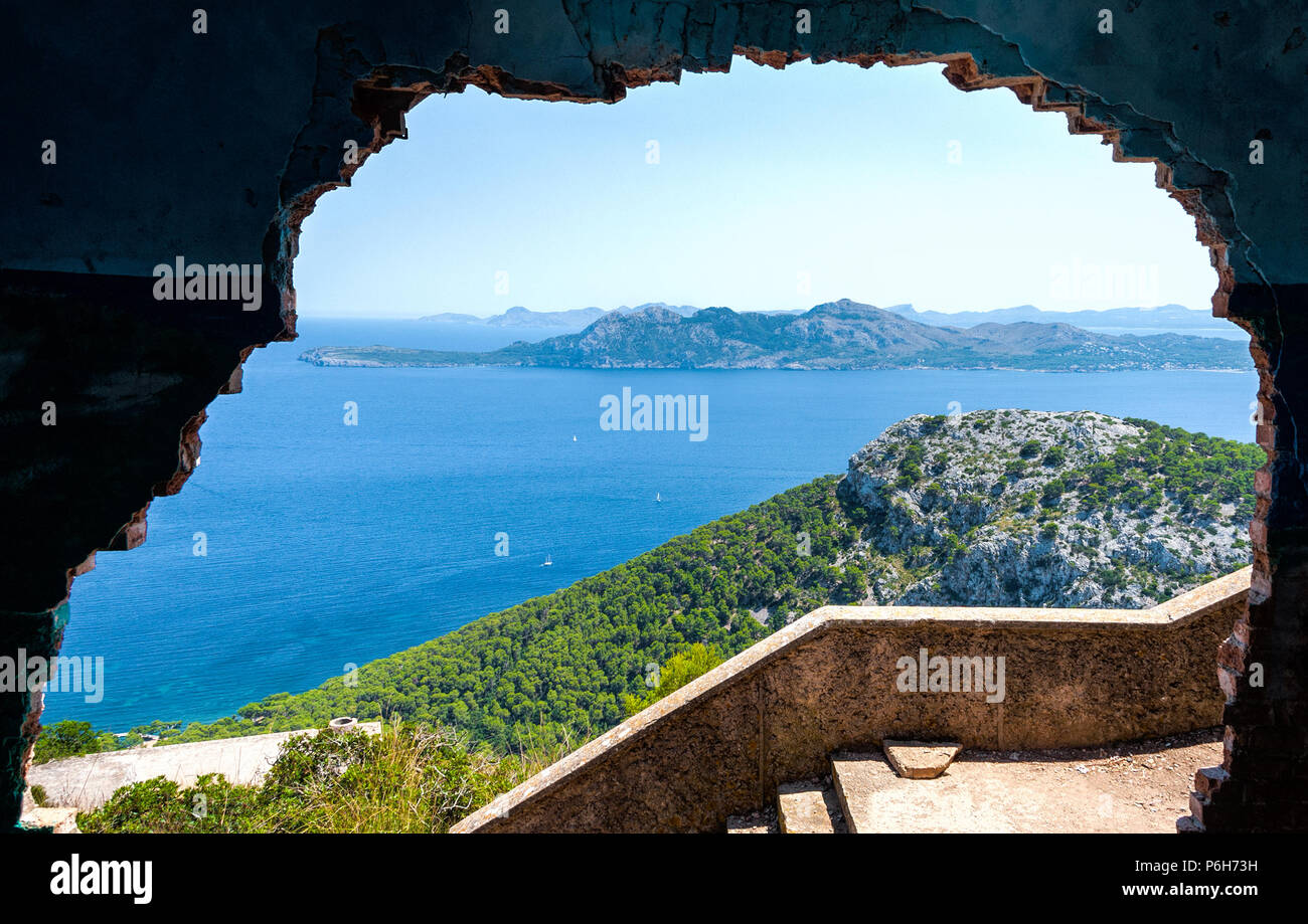 Spektakuläre Aussicht von verlassenen Haus oben auf dem Berg am Cap de Formentor, Mallorca Nord, Spanien Stockfoto