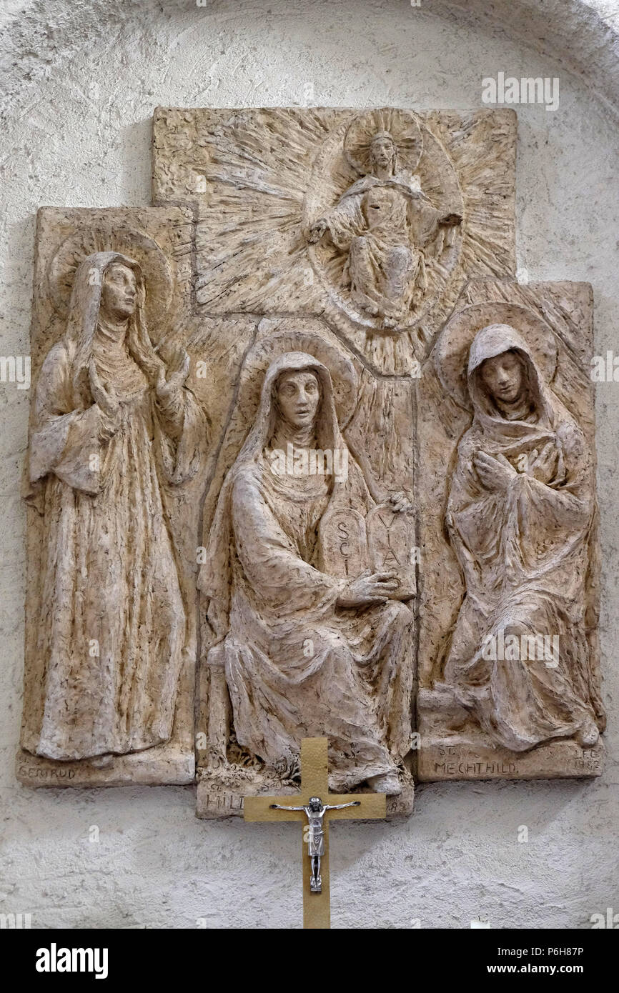 Gertrud von Helfta, Hildegard von Bingenwhile und Mechthild von Hackeborn altar in Abtei Munsterschwarzach, Benediktinerkloster, Deutschland Stockfoto