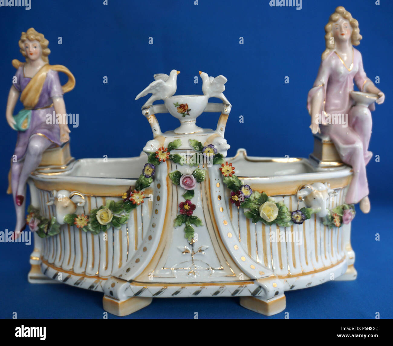 Antike Continental Deutsche Porzellan Jugendstil Dirnen Abbildung Figur Jardinière Stockfoto