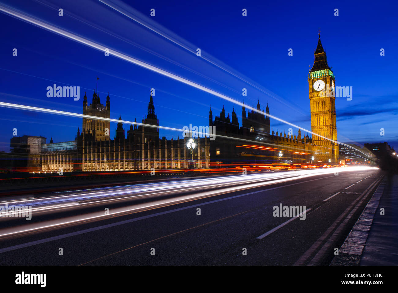 Der Palast von Westminster mit Elizabeth Tower bei Nacht, Big Ben, London, UK Stockfoto