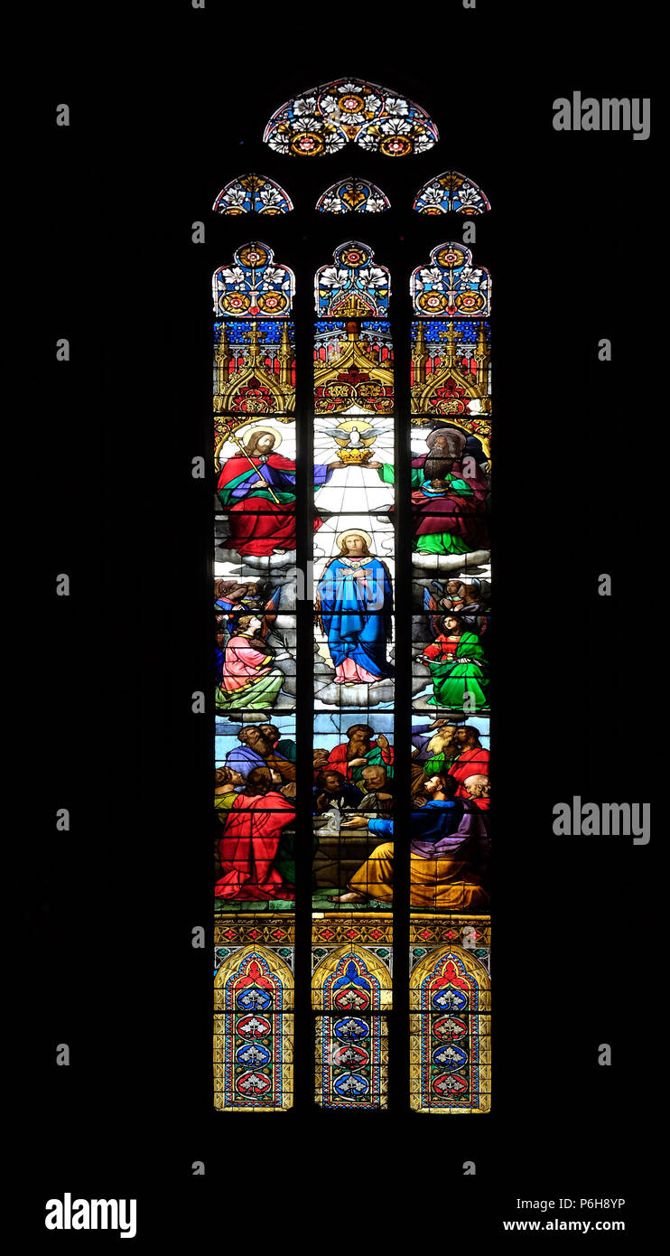 Krönung der Jungfrau Maria, Glasfenster in der Kathedrale von Zagreb zu Maria Himmelfahrt geweiht Stockfoto