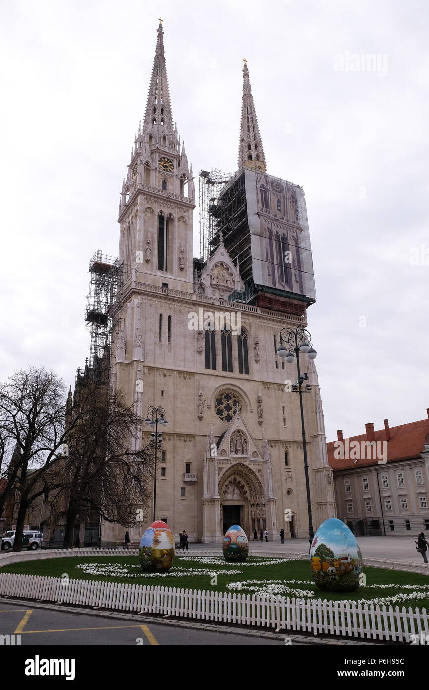 Ostereier auf dem Platz vor der Kathedrale von Zagreb, Kroatien Stockfoto