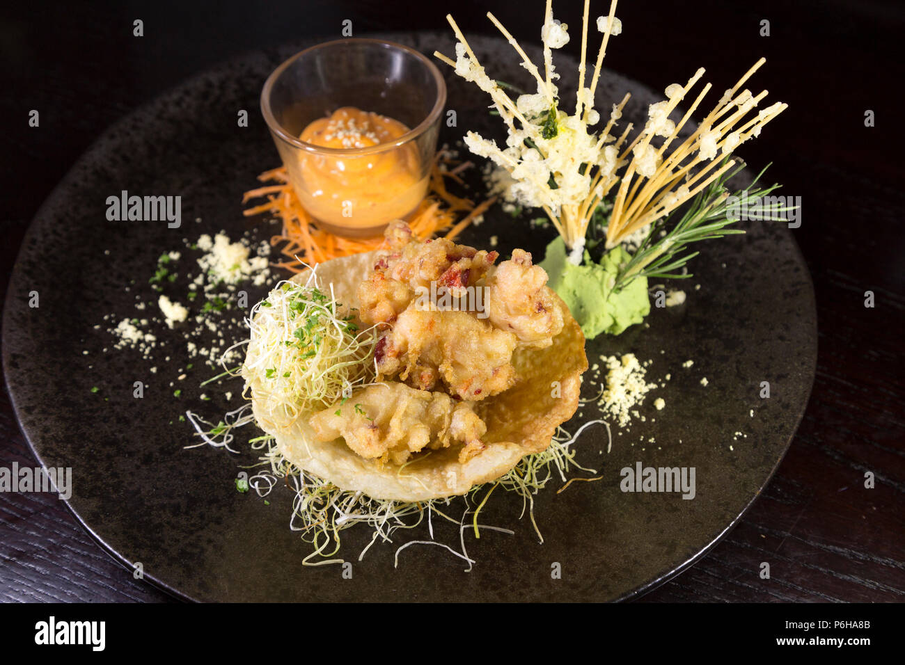 Hummer Tempura mit Sriracha mayo. Die frittiert Gericht hat asiatischen Einflüssen. Stockfoto
