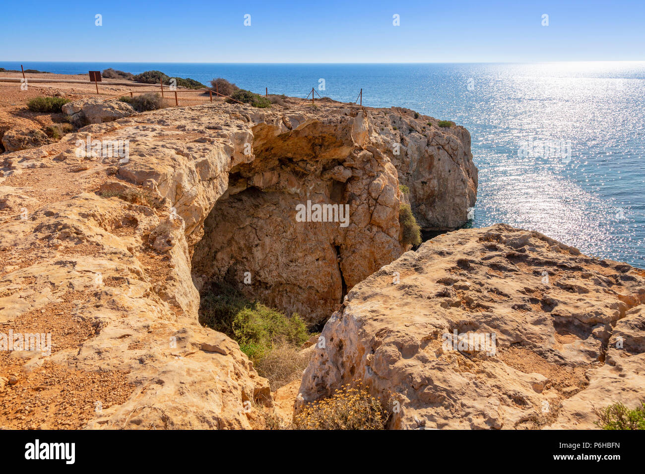 Natürlich entstandene Brücke aus Stein genannt KAMARA SPIELZEUG KORAKA Kreuzung Teil des Mittelmeers in der Nähe von Ayia Napa, Zypern Stockfoto
