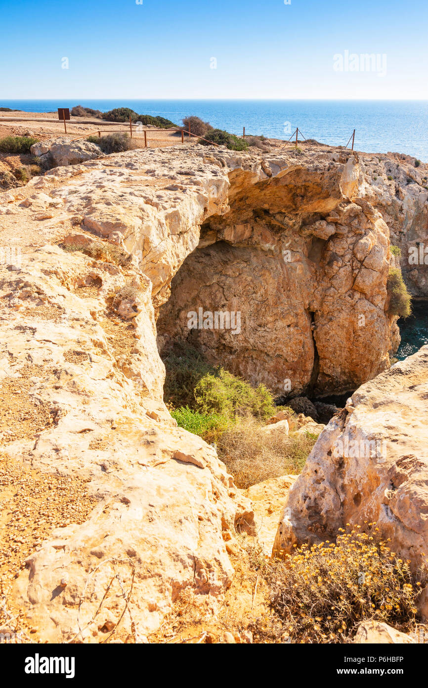 Natürlich entstandene Brücke aus Stein genannt KAMARA SPIELZEUG KORAKA Kreuzung Teil des Mittelmeers in der Nähe von Ayia Napa, Zypern Stockfoto