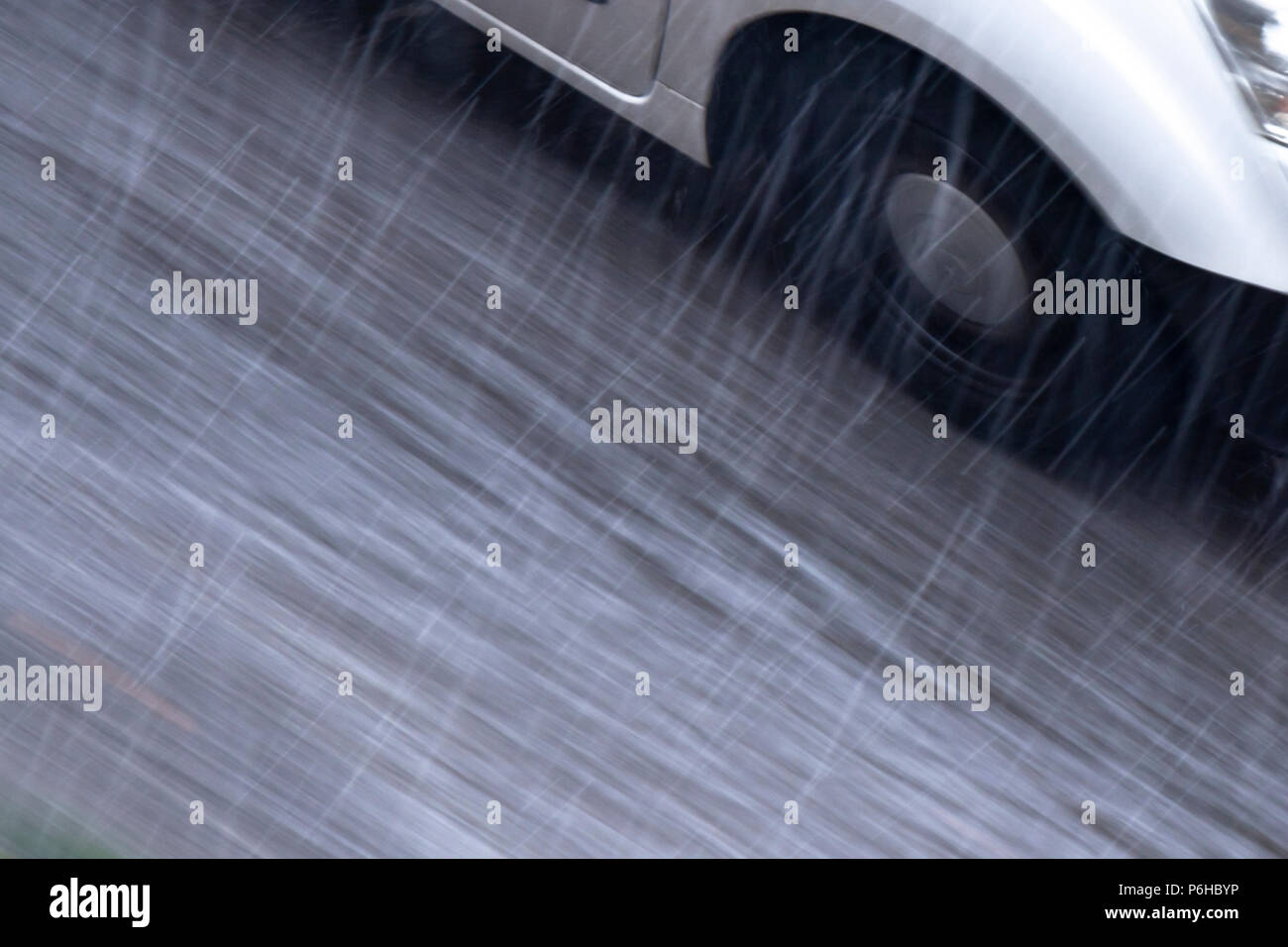 Blurry Auto detailliert auf die verregnete Straße in motion blur panning Schuß von oben, Hintergrund Stockfoto