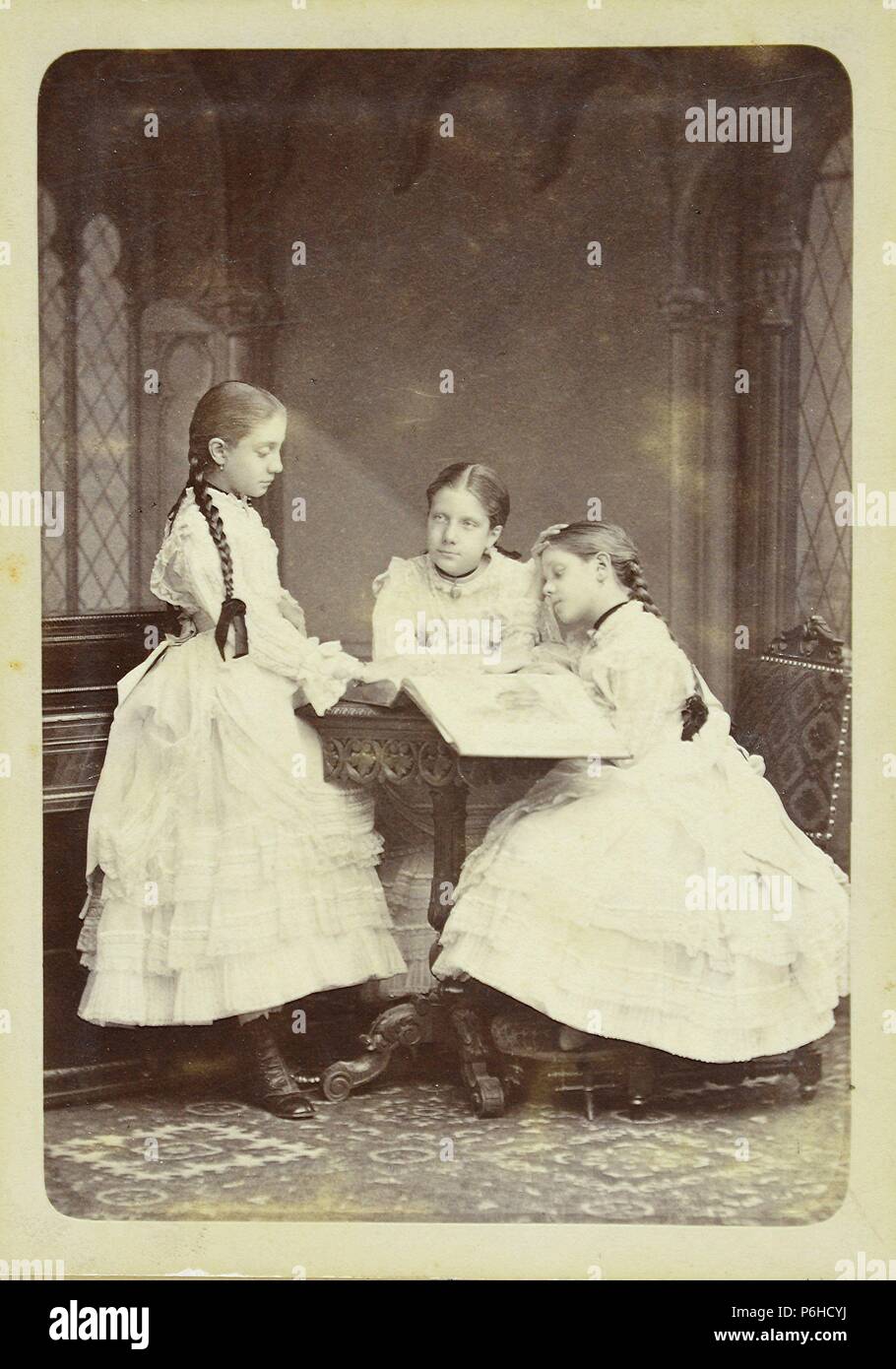 Retrato de Las Infantas, Doña Pilar, Doña Paz y de Santa Eulalia de Borbón. Stockfoto