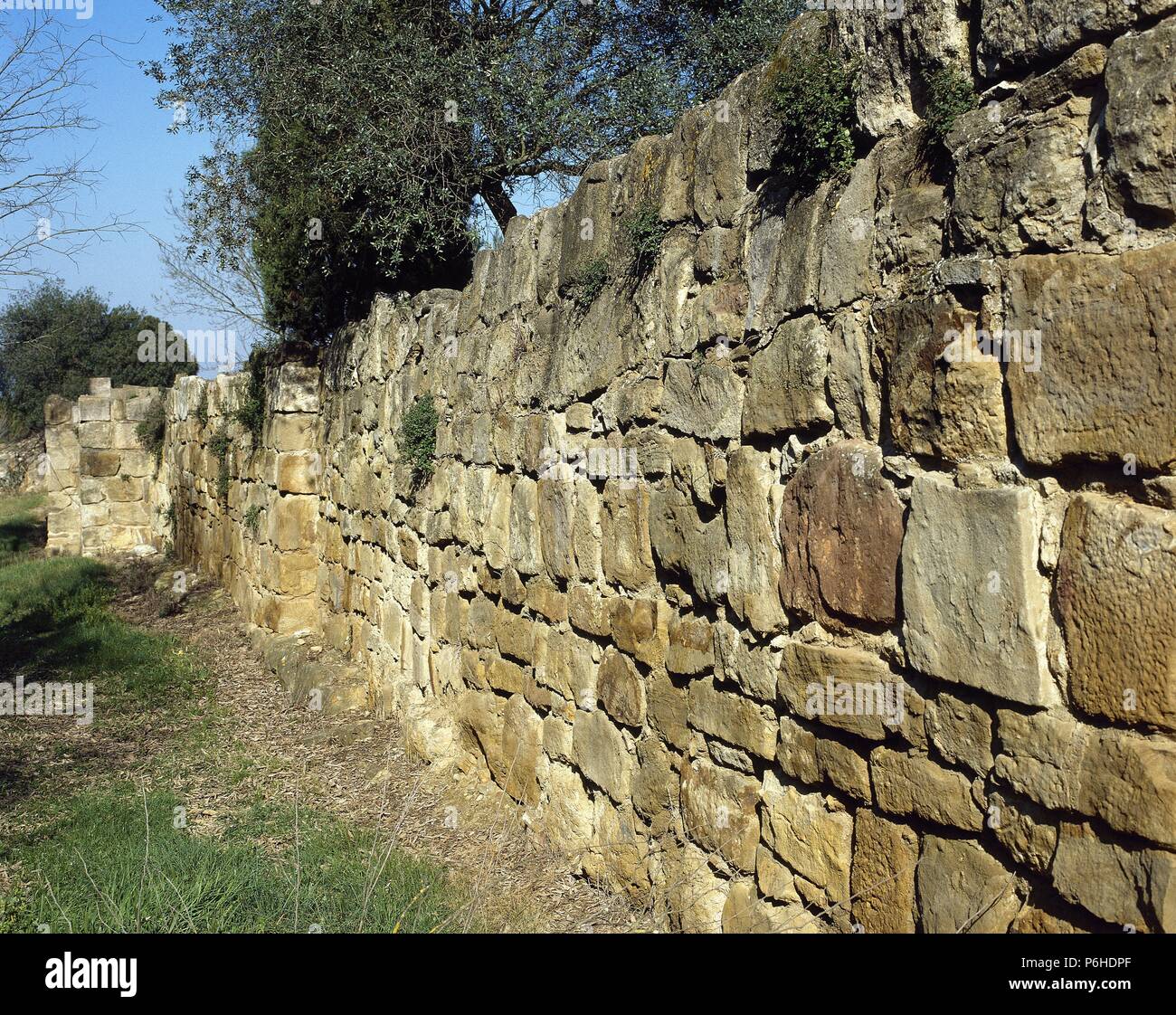 EPOCA IBERICA. ESPAÑA. MURALLA IBERORROMANA. Las mejores de la fortificación de la Zona Oeste, fechada en el siglo IV ein. C.). POBLADO IBERICO DEL PUIG DE SANT ANDREU DE ULLASTRET. Provincia de Girona. Comarca Del Baix Empordà. Cataluña. Stockfoto