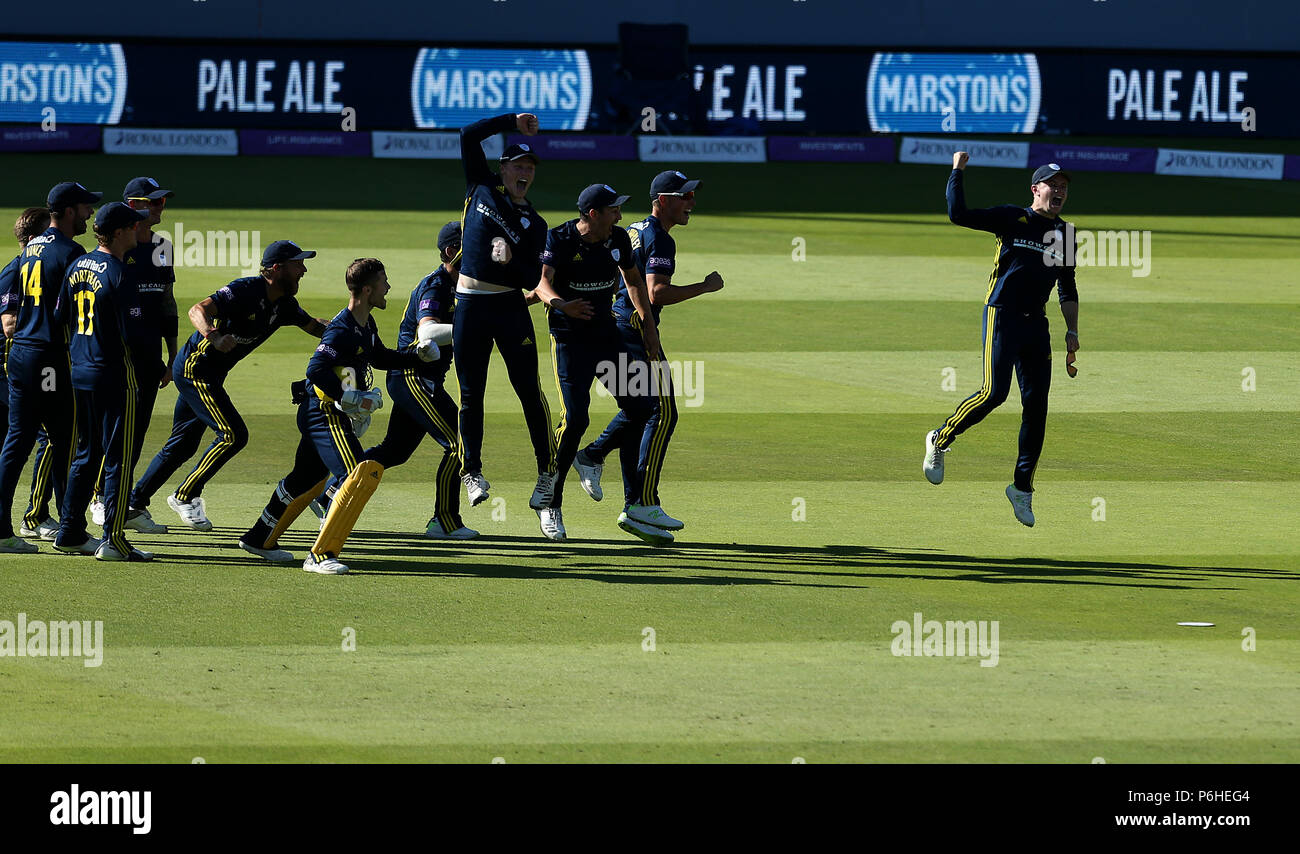 Hampshire Mason Kran feiert, nachdem er aus der Kent Â € Â™ s Alex Blake (nicht im Bild) Während der Royal London einen Tag Cup Finale auf Lord's, London. Stockfoto