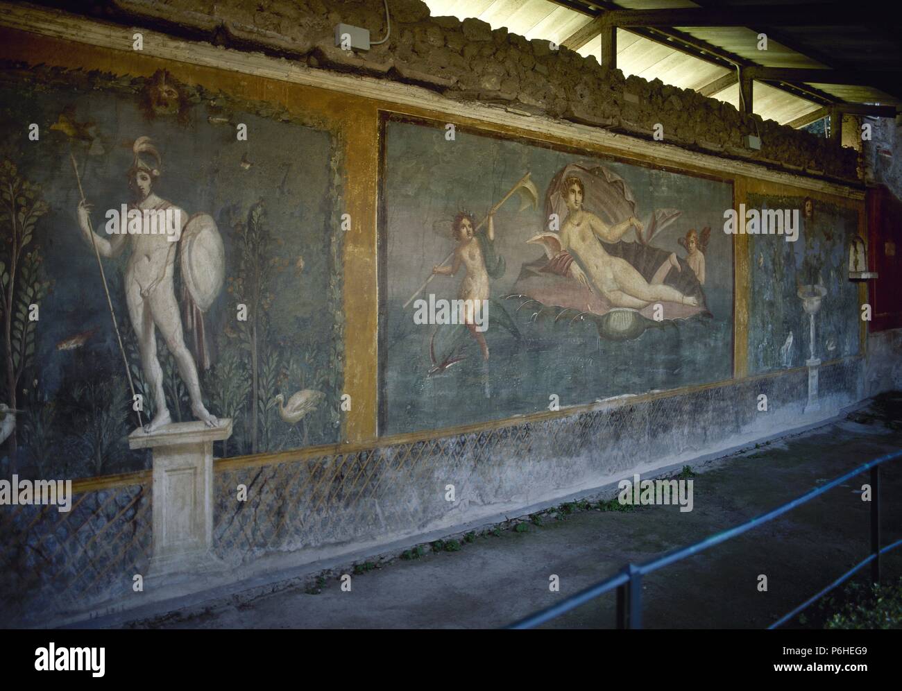 Italien. Pompeji. Haus der Venus Marina. Mars auf einen Garten und Venus stehen in der Shell mit Amor und Delphin. Unter freiem Himmel. 1. Jahrhundert n. Chr. Stockfoto
