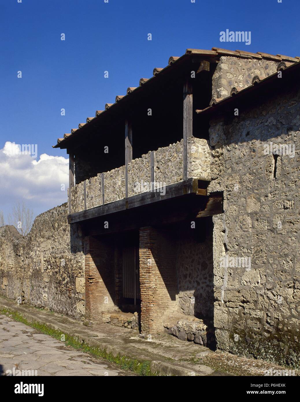 ARTE ROMANO. ITALIA. Exterior de una 'Domus' o Casa unifamiliar pompeyana de Dos, edificada pisos en la Via Nocera. Este tipo de construcción se desarrolló ENTRE LOS SIGLOS IV ein. C. al ich d. C. in POMPEYA. La Campania. Stockfoto