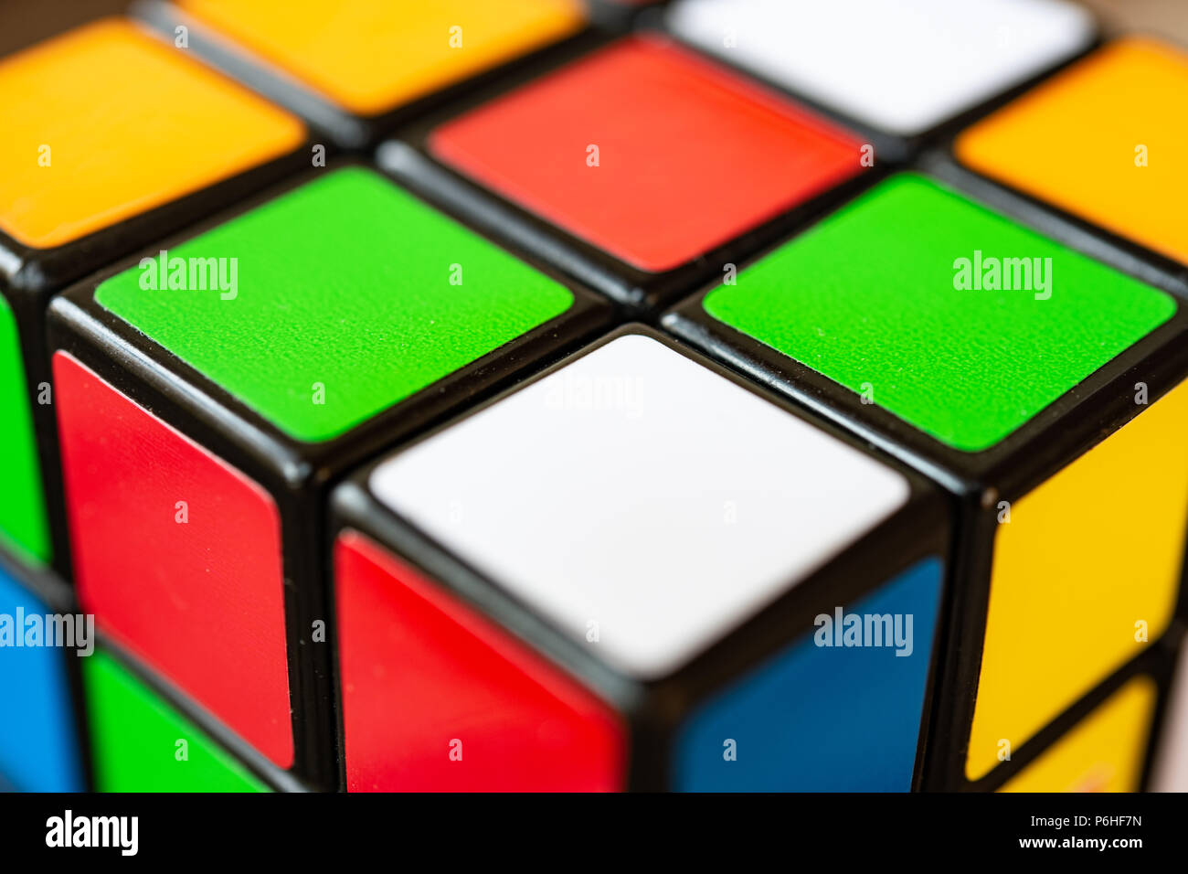 Rubik's Cube extreme Close up, selektiver Fokus auf weißem Quadrat und Winkel Stockfoto