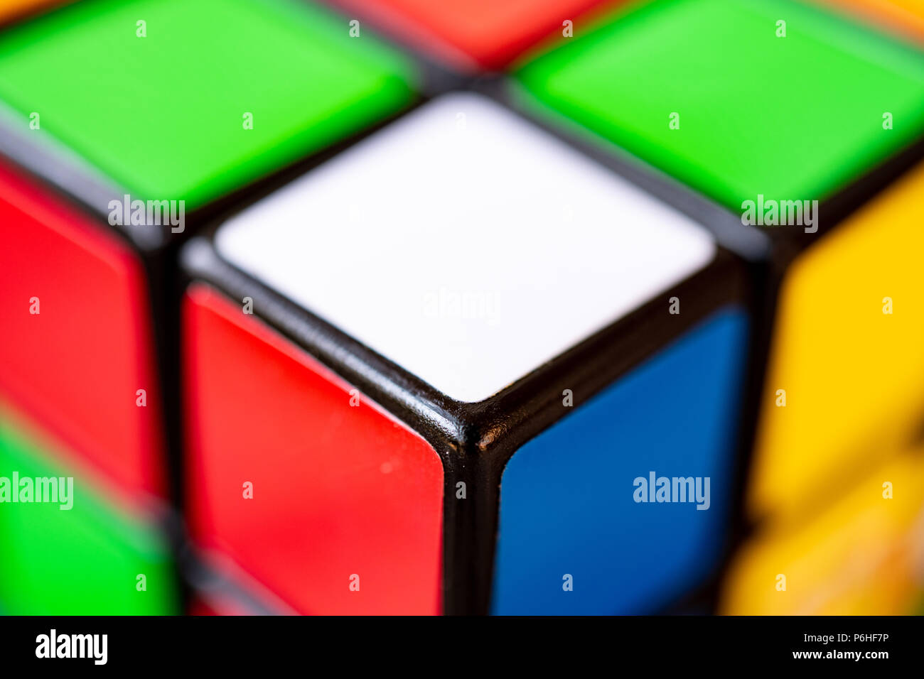 Rubik's Cube extreme Close up, selektiver Fokus auf weißem Quadrat und Winkel Stockfoto