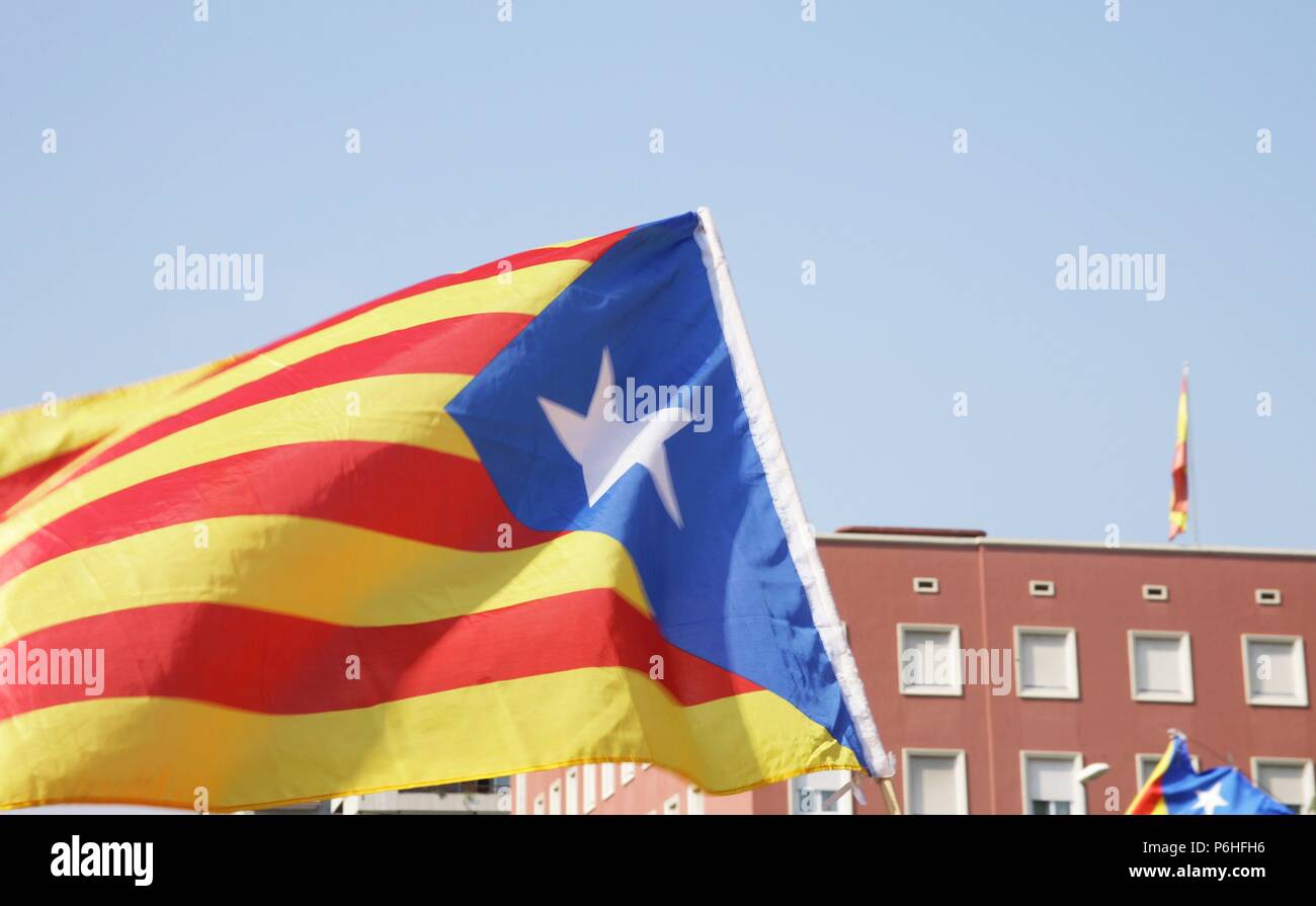 'L'ESTELADA'. Bandera catalana símbolo del Movimiento independantista. Cataluña. 'Diada NACIONAL DE CATALUNYA" (11 de Septiembre de 2014). Concentración denominada' über CATALANA 2014 "Que congregó ein Millares de Personas a lo Largo de la Diagonale y La Gran Via de les Corts Catalanes. La la Posibilidad de movilización reivindicaba votar una Consulta el 9 de Septiembre de 2014. Organizada por'ARA ES L'Hora", campaña unitaria impulsada por l'Assemblea Nacional Catalana" (ANC) y' Omnium Kulturelle'. Al fondo, Edificio de La Residencia de Oficiales del Ejército, en la Plaza Maria Cristina con Diagonal Stockfoto