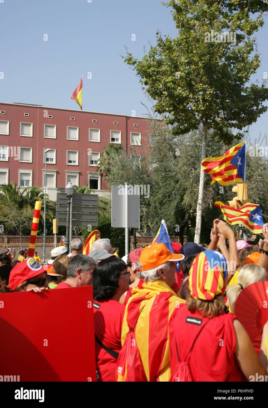 'Diada NACIONAL DE CATALUNYA" (11 de Septiembre de 2014). Concentración denominada' über CATALANA 2014 "Que congregó ein Millares de Personas a lo Largo de la Diagonale y La Gran Via de les Corts Catalanes. La la Posibilidad de movilización reivindicaba votar una Consulta el 9 de Septiembre de 2014. Organizada por'ARA ES L'Hora", campaña unitaria impulsada por l'Assemblea Nacional Catalana" (ANC) y' Omnium Kulturelle'. Personas concentradas en Diagonale a la Altura de Plaza Maria Cristina. Al fondo, Edificio de La Residencia de Oficiales del Ejército. Barcelona. Cataluña. Stockfoto