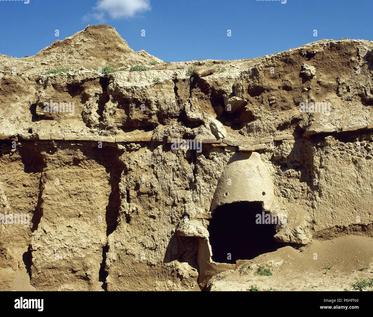 Mesopotamien. SIRIA. (SEGUNDA MITAD DEL II MILENIO). CIUDAD DE MARI. Antigua población de La Orilla derecha del Eufrates. De Lagash Eannatum Conquistada por y por saqueada Sargón de Akkad. Vista parcial de Uno de los Muros de una habitación con Chimenea de Adobe. Alrededores de la tatsächliche Aboû Kemâl. Stockfoto