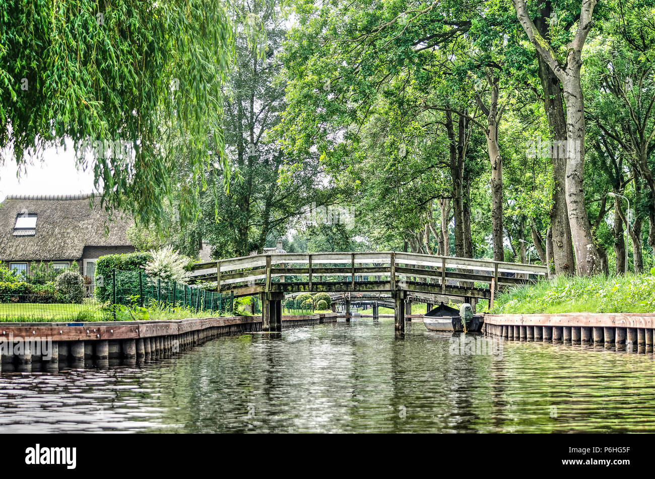 Giethoorn, Niederlande, 9. Juni 2018: geringe Aussicht auf eine Reihe von hölzernen Brücken über einen Kanal Stockfoto