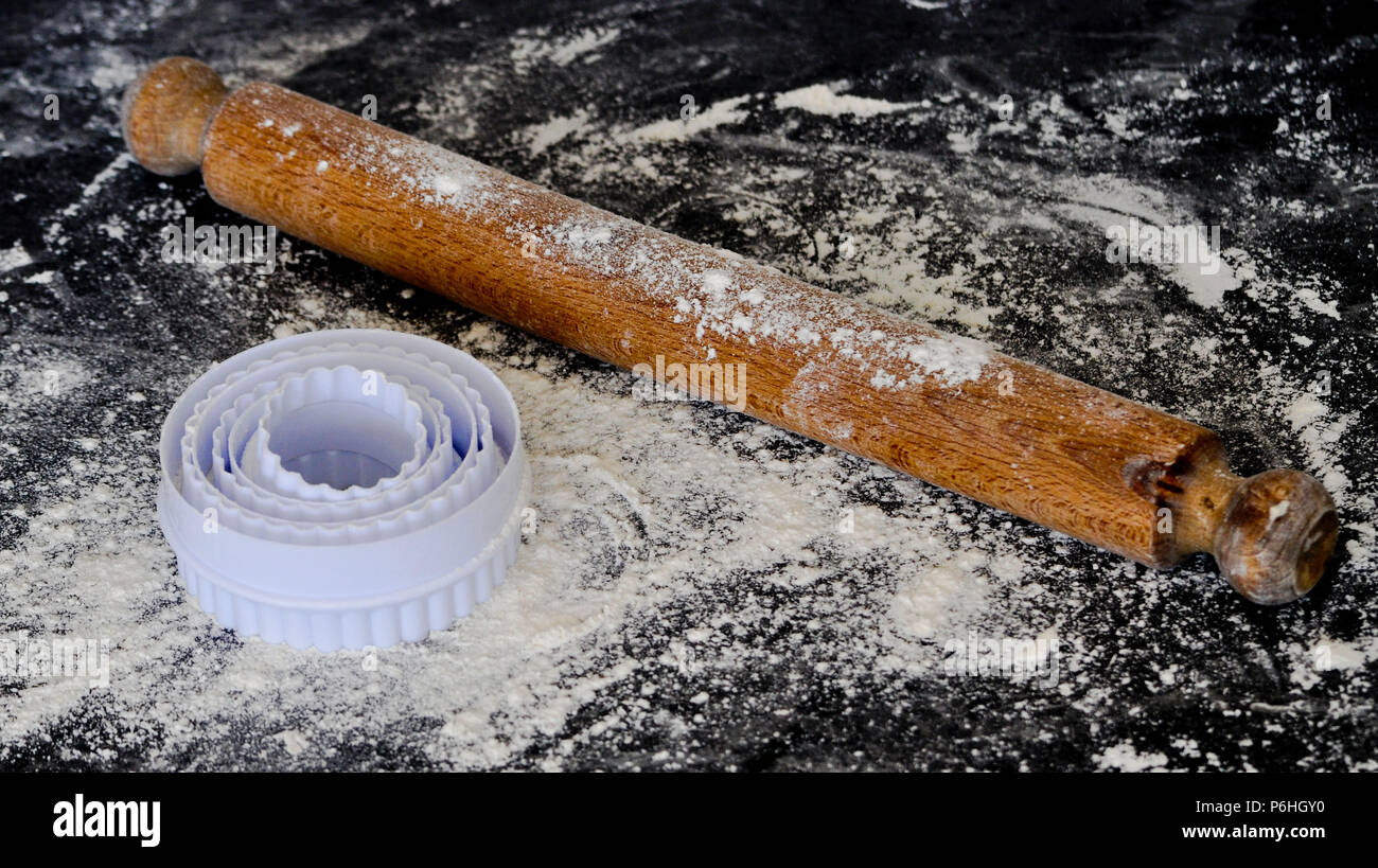 Rolling Pin und Schneidwerkzeuge Stockfoto