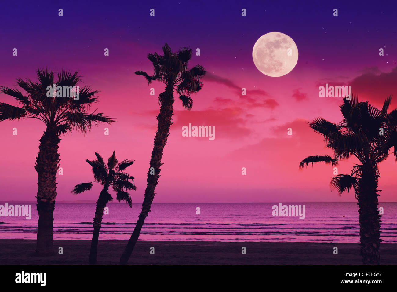 Tropische fantasy Landschaft bei Vollmond auf einer sternenklaren Rosa und blauen Himmel und Palmen Silhouetten. Perfekter Urlaub Landschaft Stockfoto