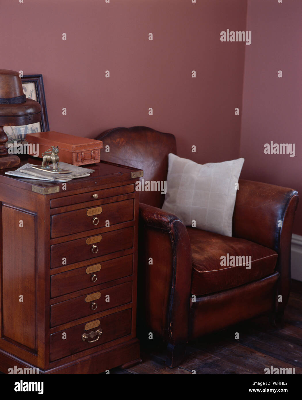 Alte hölzerne Aktenschrank und braune Ledersessel in der Studie Ecke der Wohnzimmer Stockfoto