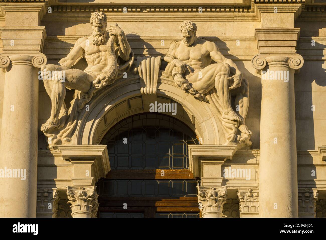 Esculturas de La Fachada del Palacio Nuevo, Biblioteca Civica Angelo Mai, Piazza Vecchia, Ciudad alta, Bergamo, Lombardei, Italien, Europa. Stockfoto