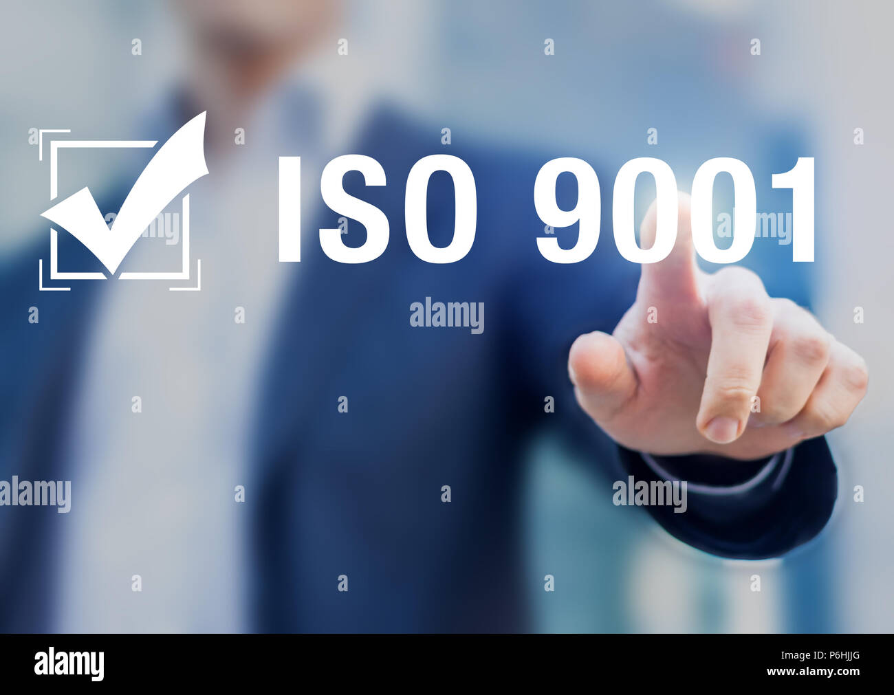 ISO 9001 Qualitätsmanagement International Standard Organisation Zertifizierung mit Checkbox Abzeichen und Geschäftsmann, Certified Business, Service, Indust Stockfoto
