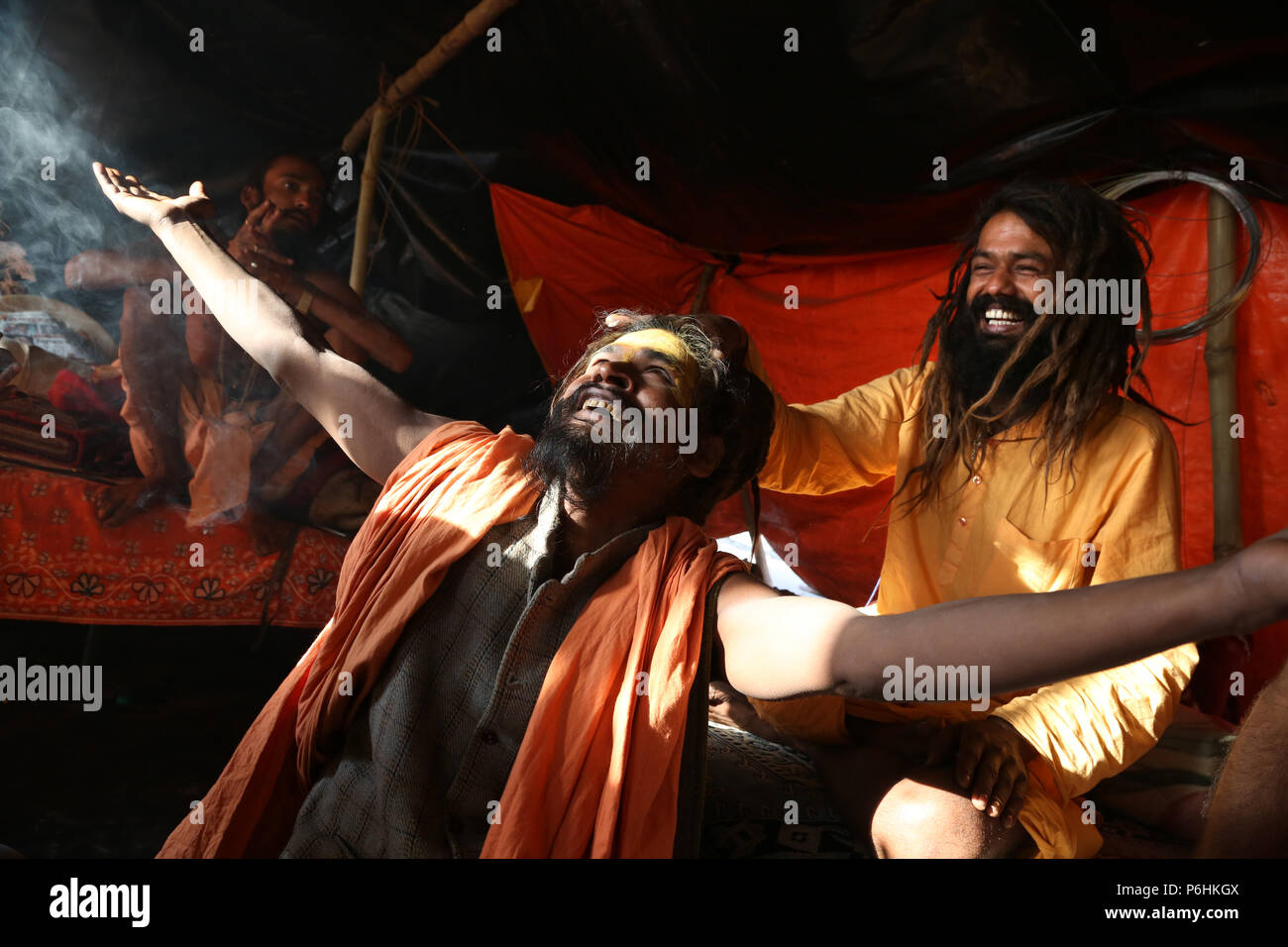 Zwei sadhus sind das Spiel mit dem Licht in einem Zelt bei Maha Kumbh mela in Allahabad, Indien 2013 Stockfoto