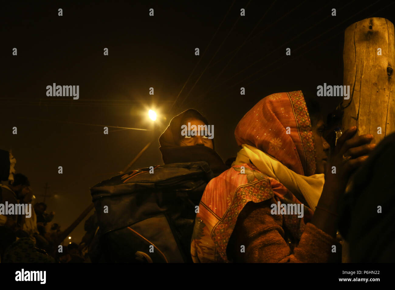 Augen von einem Hindu eine Frau an der Spitze des Ganges in der Nacht während Maha Kumbh mela in Allahabad, Indien 2013 Stockfoto