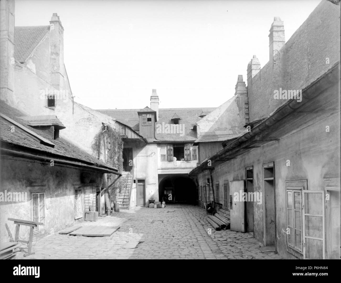 1908 Foto von August Stauda, Wien 7, Neubaugasse 33, Hof mit Außentreppe. Dreifrontenaufnahme, der Österreichischen Nationalbibliothek. Hof mit AuЯentreppe. Dreifrontenaufnahme. Stockfoto