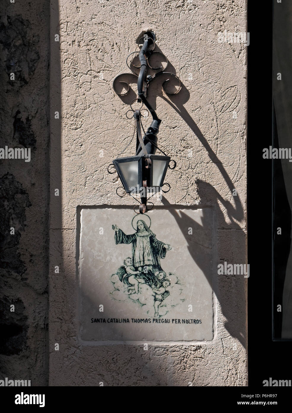 Eine Kachel Plaque n in Valldemossa, Mallorca, zu Ehren des lokalen Heiligen, Santa Catalina Thomas, die im Dorf geboren wurde. Stockfoto