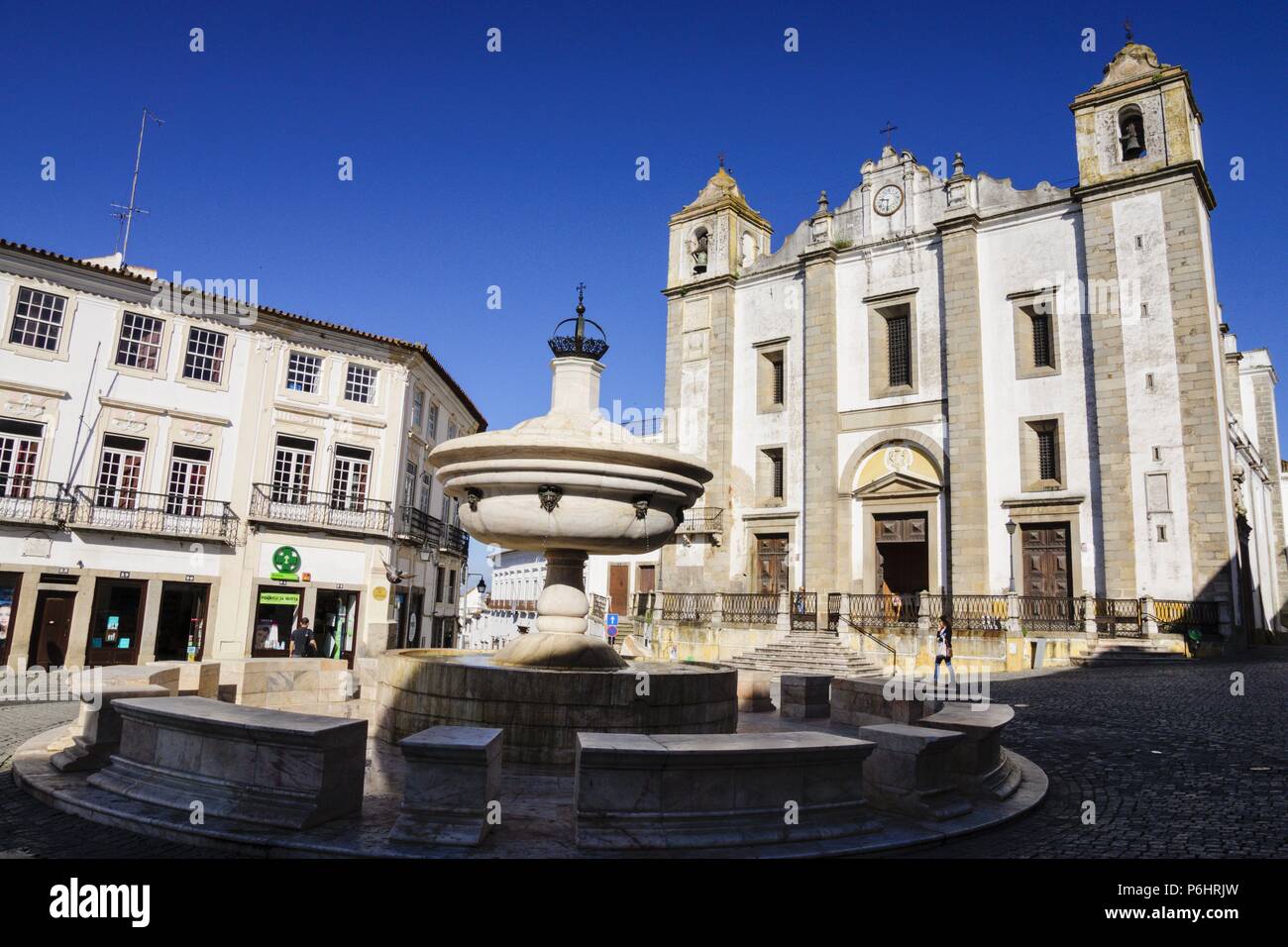 Plaza San Martín y Iglesia de San Antao, Évora, Alentejo, Portugal, Europa. Stockfoto