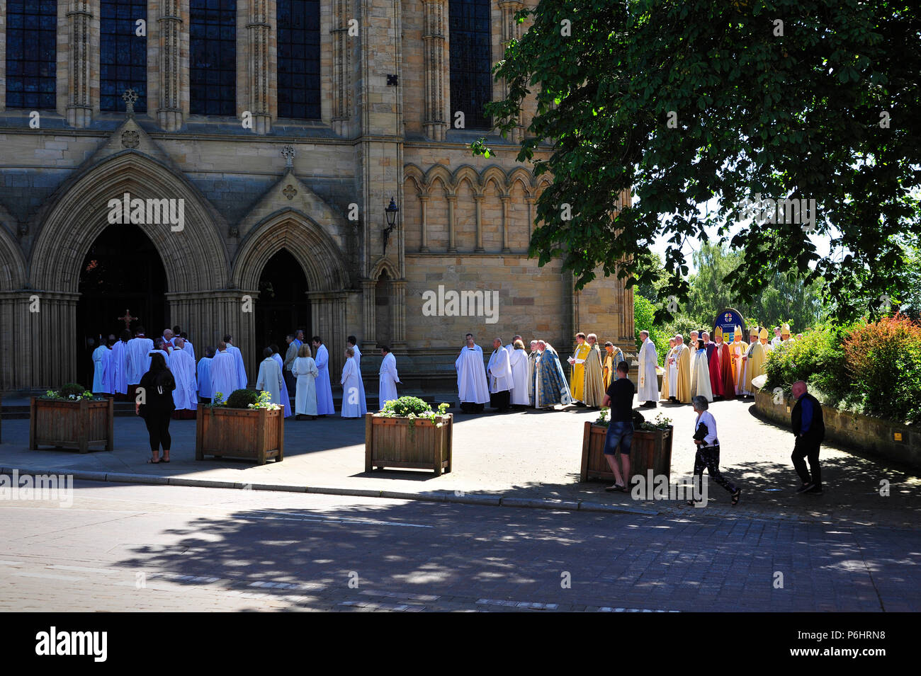 Priesterweihe von Diakonen Ripon Cathedral North Yorkshire England Großbritannien Stockfoto