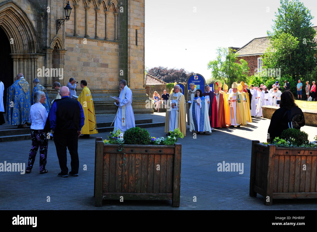 Priesterweihe von Diakonen Ripon Cathedral North Yorkshire England Großbritannien Stockfoto