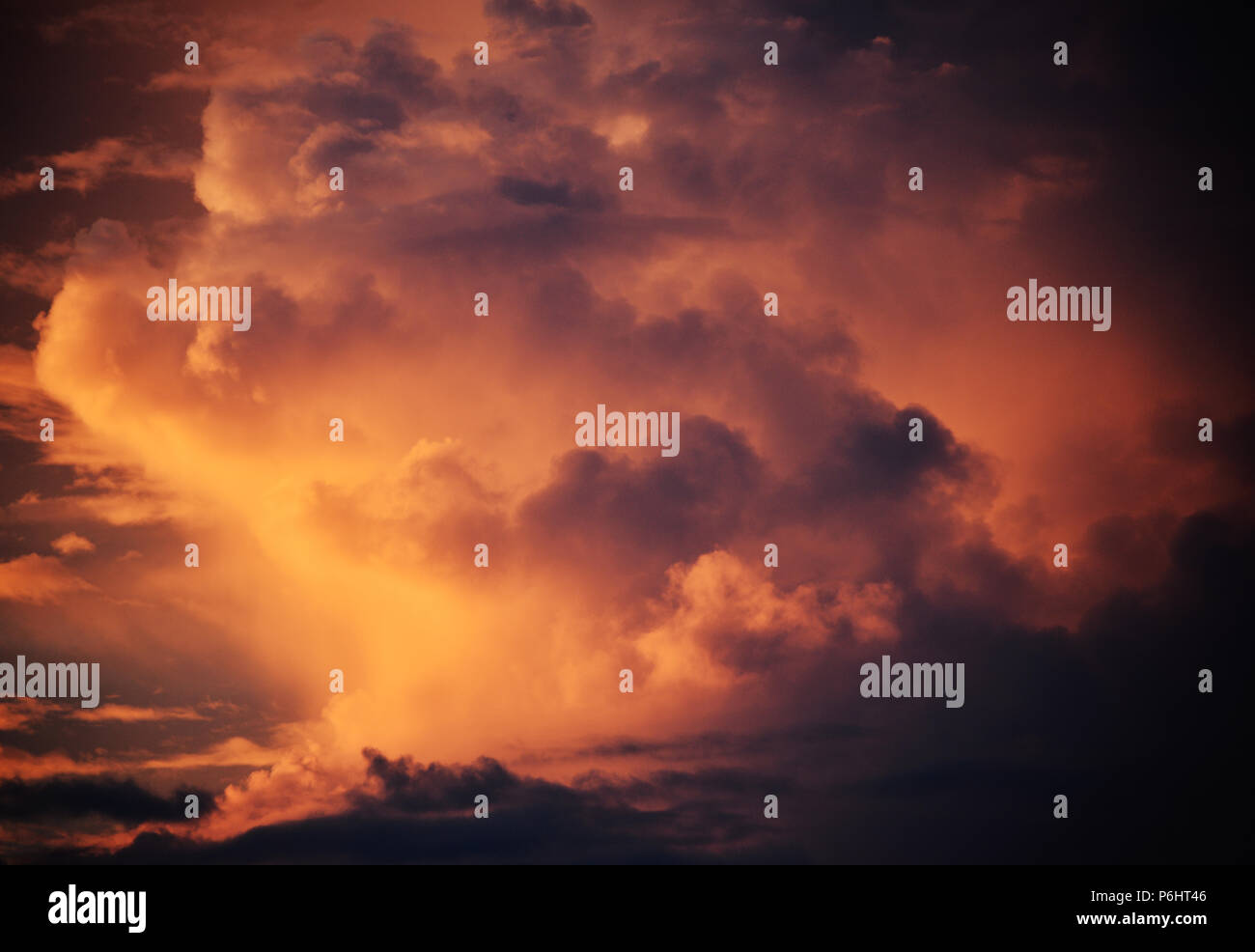 Dramatischer sonnenuntergang himmel in Malediven Stockfoto