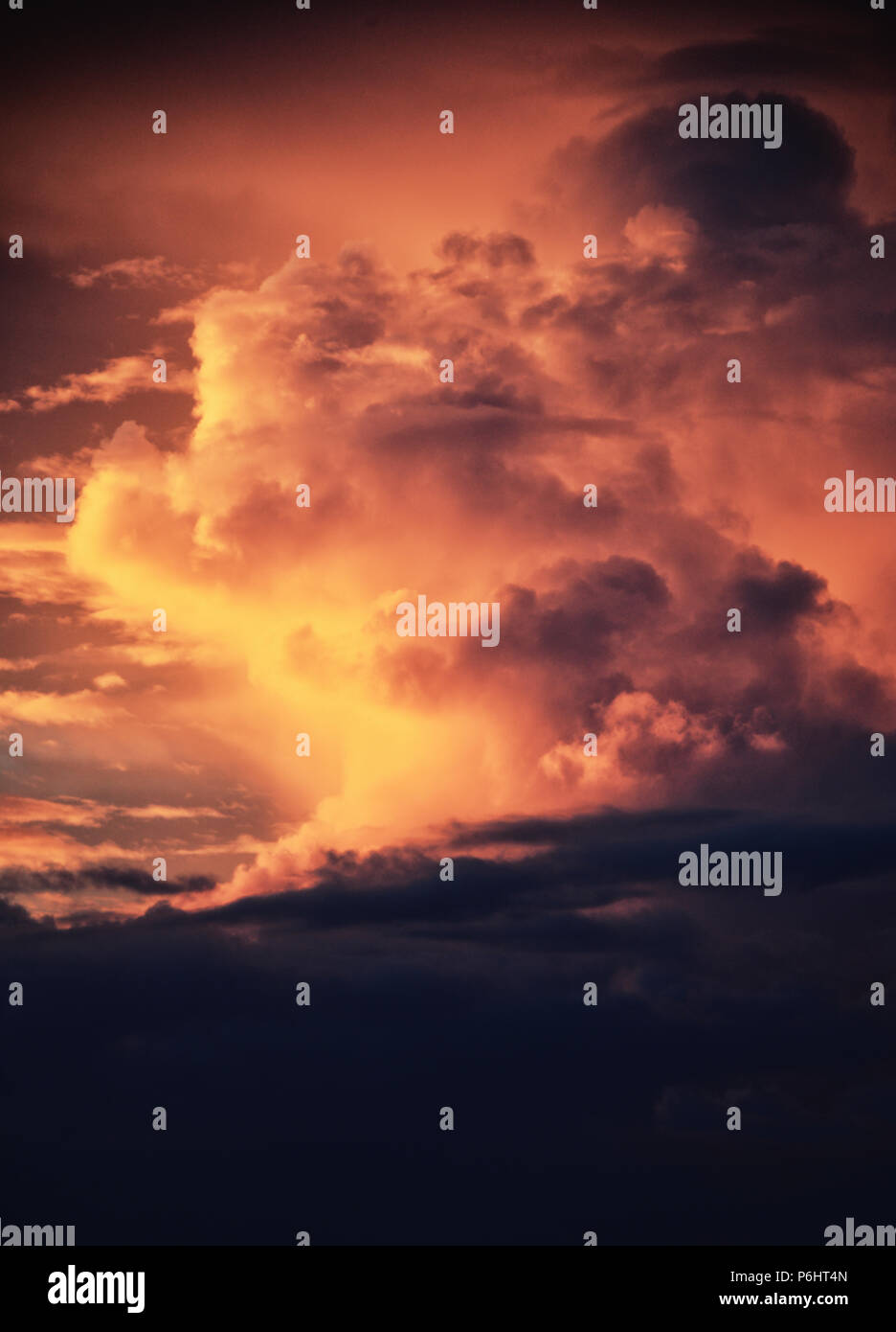 Dramatischer sonnenuntergang himmel in Malediven Stockfoto