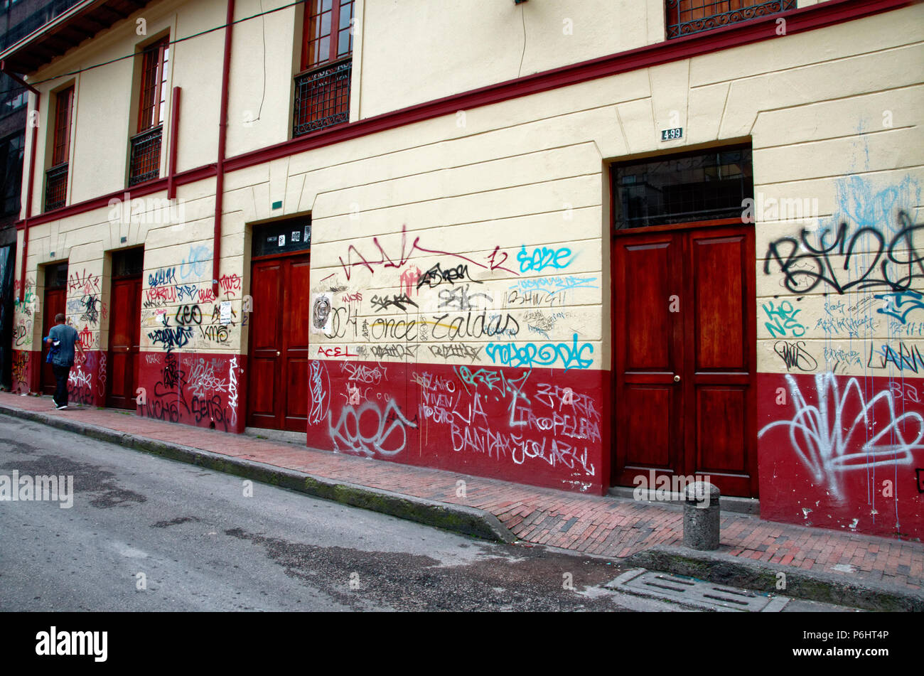Graffiti übersäten Wände in Bogota, Kolumbien, ohne die Kunst Stockfoto