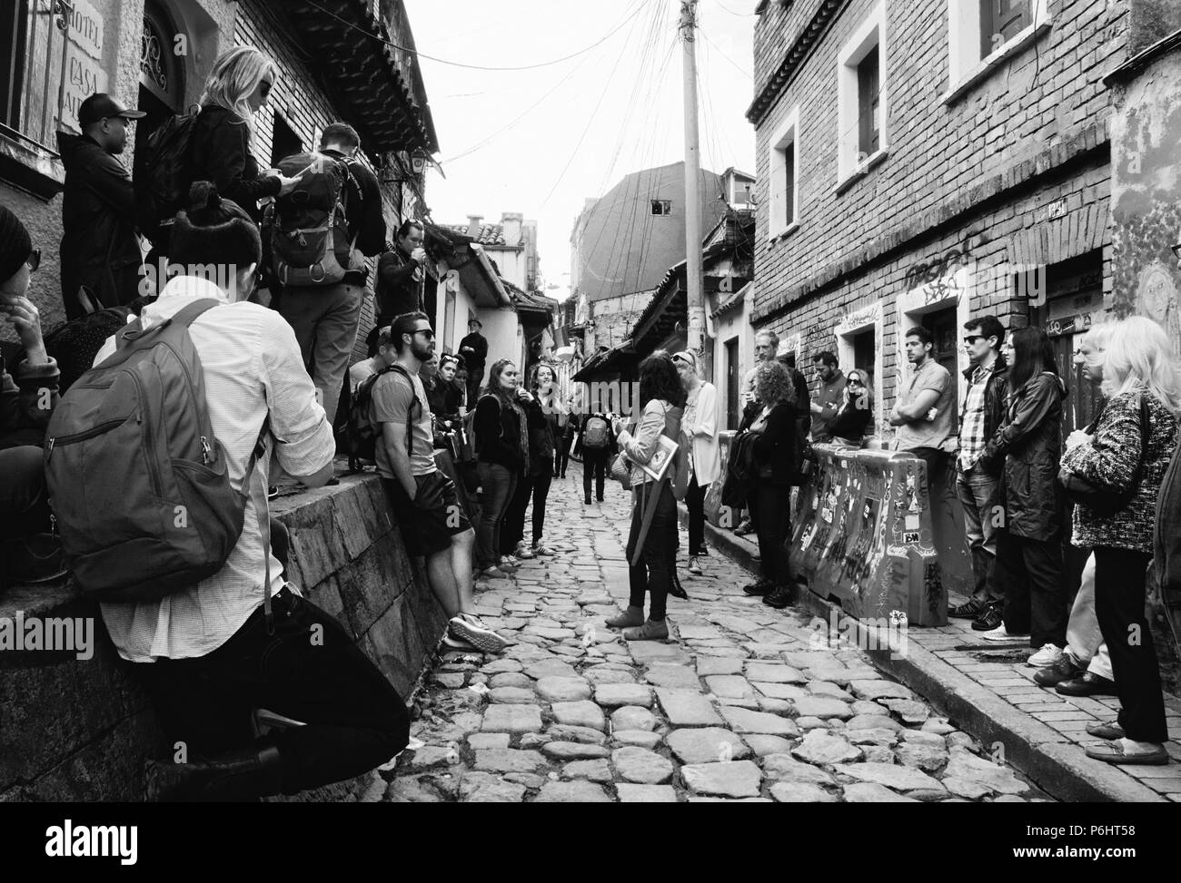 Street Art und Touristen in La Candelaria, Bogota, Kolumbien, dem Künstlerviertel. Stockfoto
