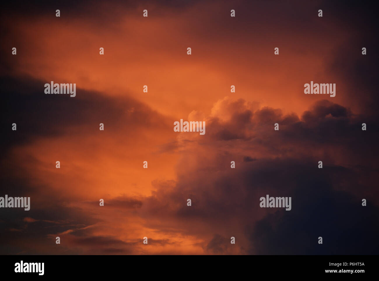 Dramatischer sonnenuntergang himmel in Malediven Stockfoto