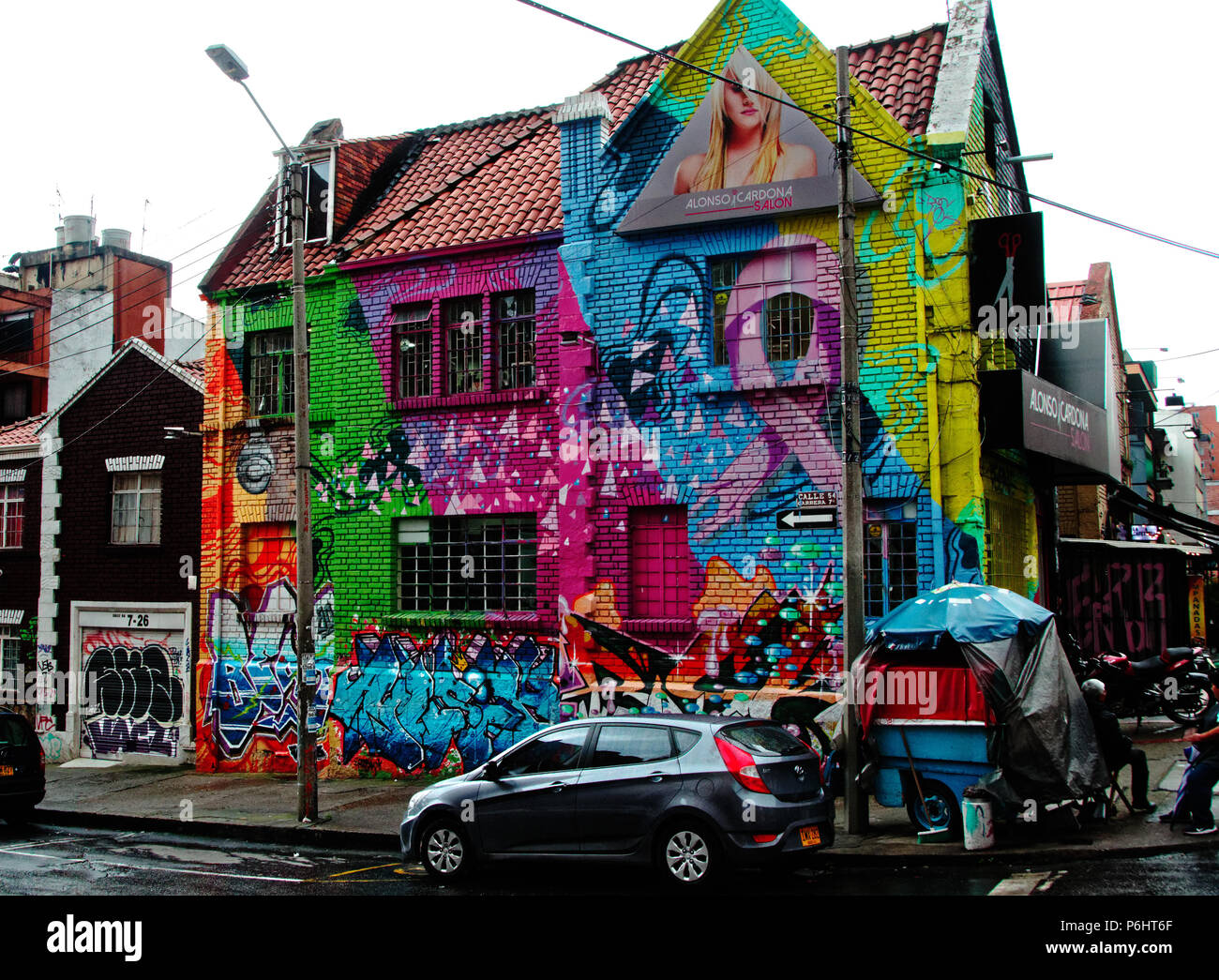 In Bogota Kolumbien Streetart Oder Graffiti Ist Oft Beauftragt Duster Bereiche Zu Erhellen Oder Neue Geschafte Zu Errichten Stockfotografie Alamy