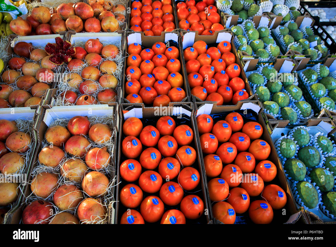 Anzeige von Obst und Gemüse an einem Wochenende Markt in Alcala de Henares. Spanien, Europa Stockfoto