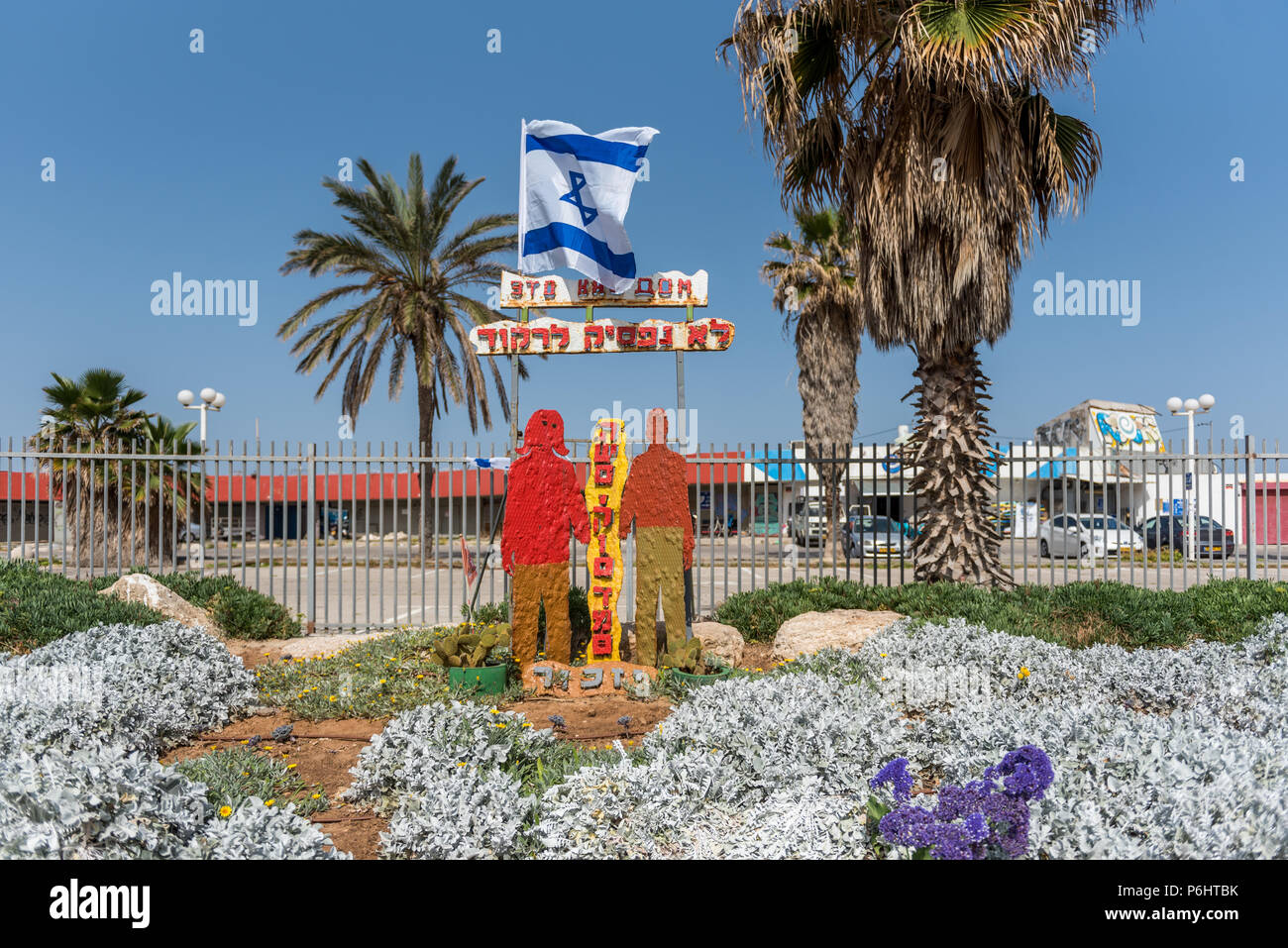 Israel, Tel Aviv - 18. April 2018: Denkmal für das Delphinarium Diskothek Massaker eine Hamas Terror Angriff am 1. Juni 2001 - am Yom Hazikaron, Tel Aviv Stockfoto