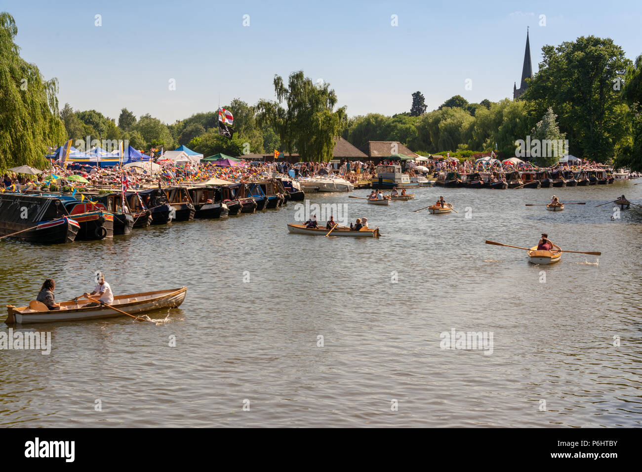 Stratford-upon-Avon, Warwickshire, England, 30. Juni 2018 jährliche River Festival in herrlichen Wetter mit mehreren Kanal und Ruderboote mit Bunting ein Stockfoto